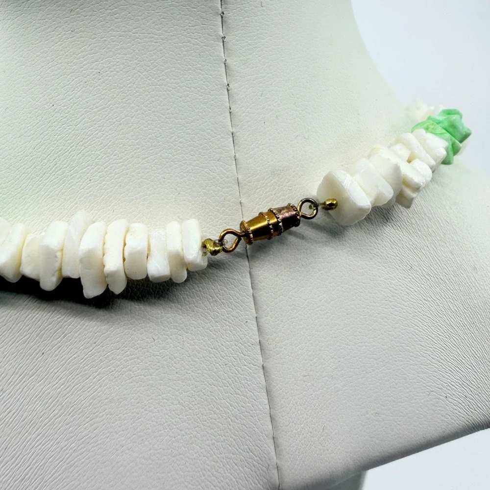 Vintage Y2K Chip Bead Necklace White & Green Retro Beach Jewelry